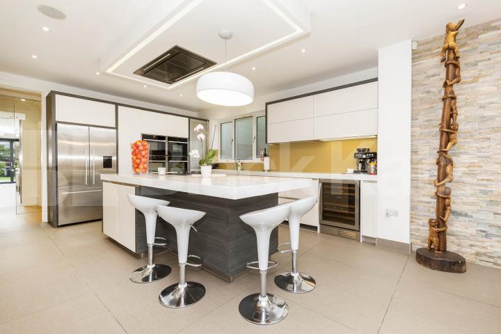 A beautifully presented 5 bedroom detached family home with luxury cinema room Barnet Gate Lane, Barnet